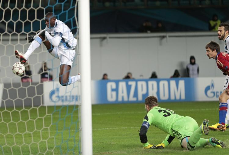 HÅNET. Tidligt i kampen misbrugte Yaya Toure denne chance, senere blev han offer for racistiske tilskuere. 