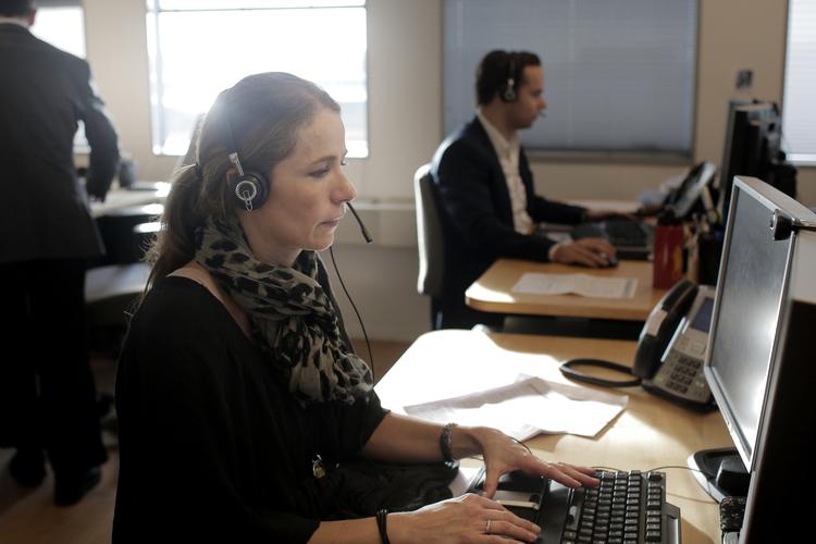 MØDE. I Nykredit Direkte er der bankuddannede medarbejdere på arbejde frem til klokken otte på hverdage. Her privatrådgiverne Sekita Meldgaard Lander og Bobby Bastian. 
