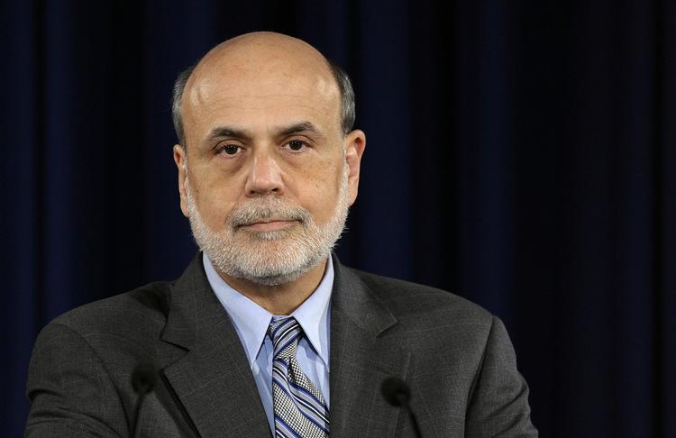 støttepædagog. Ben Bernanke trækker sig snart som formand for den amerikanske centralbank, men få måneder før hans exit i januar, fastholder FED sine store støtteopkøb af obligationer. Opkøb, som understøtter økonomien i hele verden. 