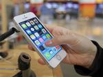 STRØMFORBRUG. En mindre mængde iPhone 5S-eksemplarer har problemer med at holde på strømmen. Det har Apple nu bekræftet og er i gang med en ombytningsproces. (Foto: AP Photo/Nati Harnik) 