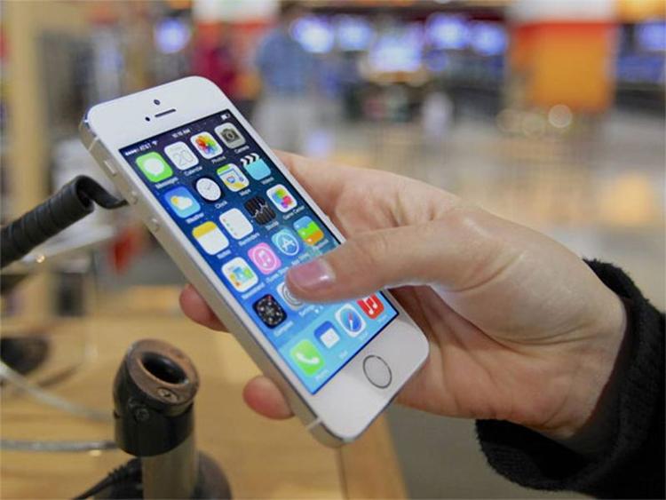 STRØMFORBRUG. En mindre mængde iPhone 5S-eksemplarer har problemer med at holde på strømmen. Det har Apple nu bekræftet og er i gang med en ombytningsproces. (Foto: AP Photo/Nati Harnik) 