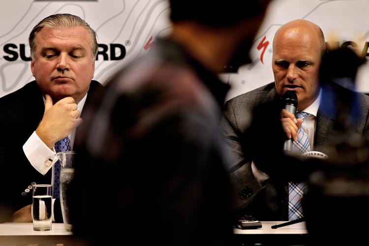SAMMENHOLD. Michael Rasmussens anklager mod Bjarne Riis om organiseret doping på Team CSC-Tiscali, får ikke Saxo Bank direktør Lars Seier Christensen til at sætte en kile i samarbejdet mellem de to herrer. Saxo Bank fortsætter sponsoratet. 