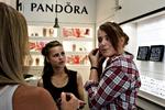 comebadk. Efter den store nedtur i 2011, hvor Pandora måtte ty til en kæmpe nedjustering, går det igen fremad for den danske smykkeproducent. 