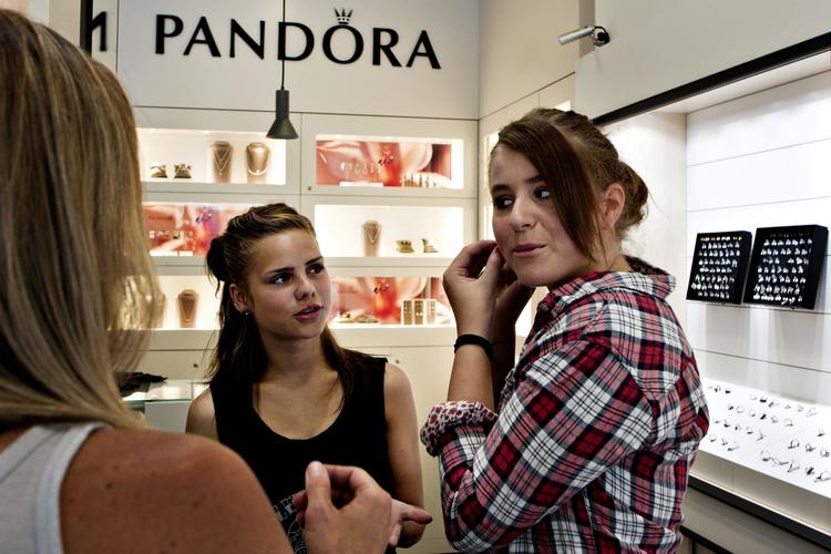 comebadk. Efter den store nedtur i 2011, hvor Pandora måtte ty til en kæmpe nedjustering, går det igen fremad for den danske smykkeproducent. 