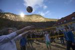 SOLFANGET. Unge spiller volleyball efter den store åbning af tre solspejle i byen Rjukan, Norge. 