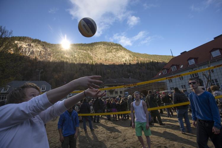 SOLFANGET. Unge spiller volleyball efter den store åbning af tre solspejle i byen Rjukan, Norge. 
