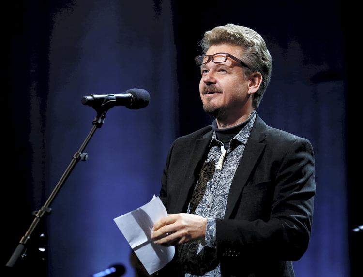 Norskfødt. Kim Leine vandt i aftes Nordisk Råds Litteraturpris for sin roman 'Profeterne i Evighedsfjorden'. I sin takketale fra scenen i den nye opera i Oslo slog forfatteren over i norsk, da han skulle takke sin mor samt sin kone Bodil. 