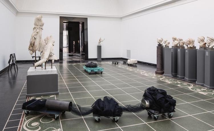 poetisk. Anita Jørgensen har arrangeret sine egne værker sammen med Glyptotekets antikke skulpturer og skabt et rum fuld af energi og fortællinger. 