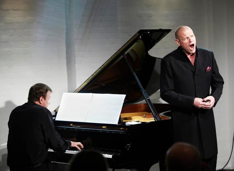 Kerne. Det virkede, som om Bo Skovhus formede både sit ansigt og sin stemmes klang rundt om Schuberts sange. 