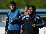 kontroverser. Diego Maradona (th) som træner for Argentina og svigersønnen Sergio Aguero (tv), da alt var fryd og gammen mellem parterne i 2009. 
