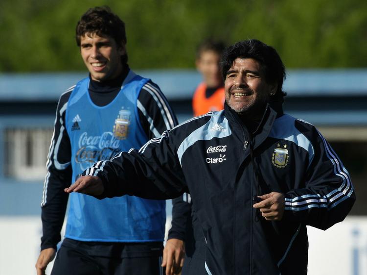 kontroverser. Diego Maradona (th) som træner for Argentina og svigersønnen Sergio Aguero (tv), da alt var fryd og gammen mellem parterne i 2009. 