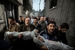 VINDERFOTO. Paul Hansens billede vandt sidste år World Press Photo of the Year-prisen og har i år været udstillet til World Press Photo-udstillingen i København. På billedet ses ligene af toårige Suhaib Hijazi og hans næsten fire år gamle storebror Muhammad, der bæres af deres onkler til begravelse i en moske i byen Gaza. Børnene blev dræbt, da deres hus blev ødelagt under et israelsk luftangreb 19. november. 