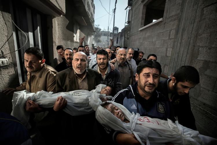 VINDERFOTO. Paul Hansens billede vandt sidste år World Press Photo of the Year-prisen og har i år været udstillet til World Press Photo-udstillingen i København. På billedet ses ligene af toårige Suhaib Hijazi og hans næsten fire år gamle storebror Muhammad, der bæres af deres onkler til begravelse i en moske i byen Gaza. Børnene blev dræbt, da deres hus blev ødelagt under et israelsk luftangreb 19. november. 