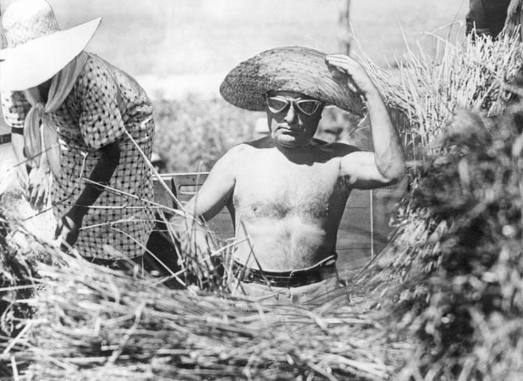 markarbejder. Benito Mussolini i marken i midten af 30'erne. Den italienske diktators Italien kan sammenlignes med forholdene i Brasilien, når det handler om reguleringen af arbejdsmarkedet. 