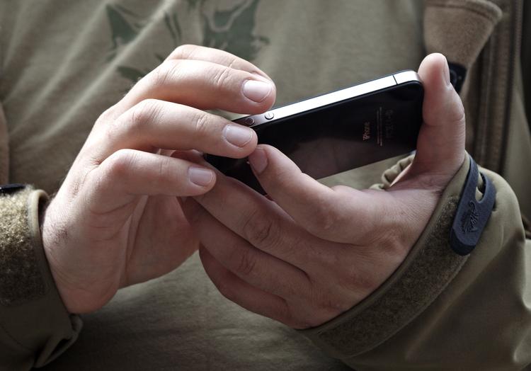 Ejerskifte. Smartphonen kommer gerne i ny hænder. Flere og flere sælger deres brugte telefoner videre. 