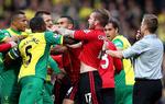fairplay? Spillerne fra Norwich og Cardiff går i infight efter kontroversiel 'scoring', der var et klart brud på de uskrevne fairplay-regler. 