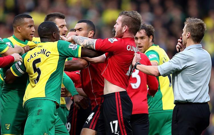 fairplay? Spillerne fra Norwich og Cardiff går i infight efter kontroversiel 'scoring', der var et klart brud på de uskrevne fairplay-regler. 