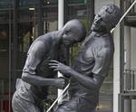 udvist. Den fem meter høje statue af Zinedine Zidanes skalle i brystkassen på Marco Materazzi fik kun lov at stå i Qatar i lidt over tre uger. 