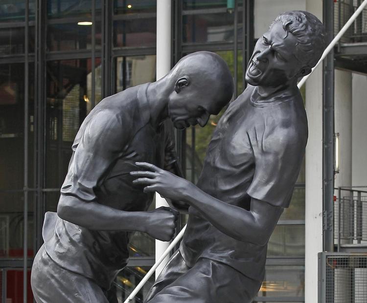 udvist. Den fem meter høje statue af Zinedine Zidanes skalle i brystkassen på Marco Materazzi fik kun lov at stå i Qatar i lidt over tre uger. 
