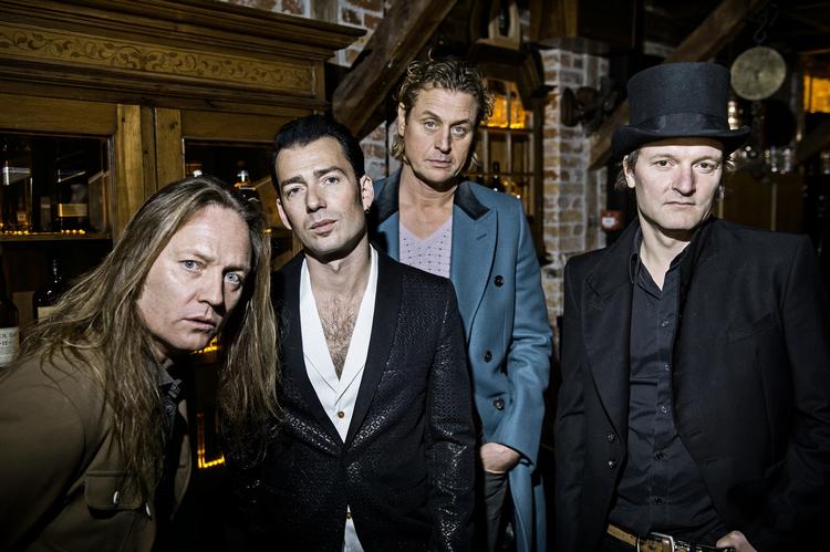 Træning. Herreværelset på cocktailbaren Lidkøb åbnede usædvanligt tidligt onsdag, da D-A-D rykkede ind for at fortælle om deres 60 koncerter i 2014. Og om hvordan efterårets kalender bliver pakket med øvetimer. 