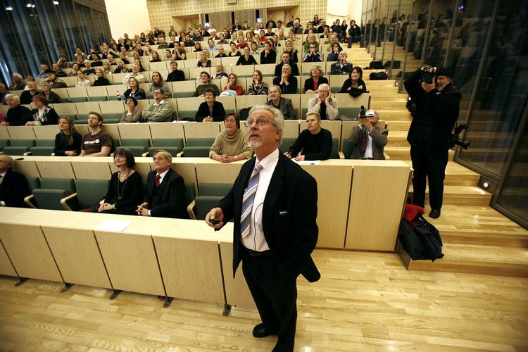 FORSKERFUSK. Her holder den omdiskuterede psykologiprofessor afskedsforelæsning i 2007 på Århus Universitet, hvilken han fik en alvorlig irettesættelse af for "groft usømmelig adfærd" i forbindelse med sit forskningsprojekt, der ifølge Nyborg viste, at drenge er mere intelligente end piger. 