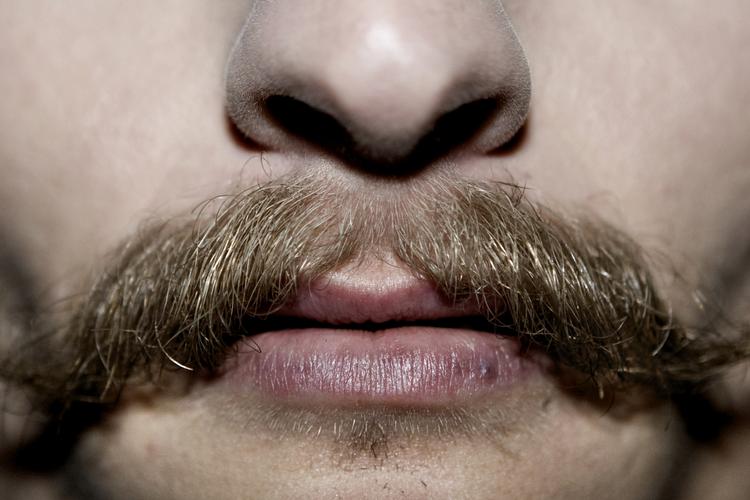 Skægpleje. Movemberkampagnen behøver ikke at være ensbetydende med, at du skal gro et kikset overskæg. Nogle simple råd kan gøre dit skæg skarpt og fyldigt. 