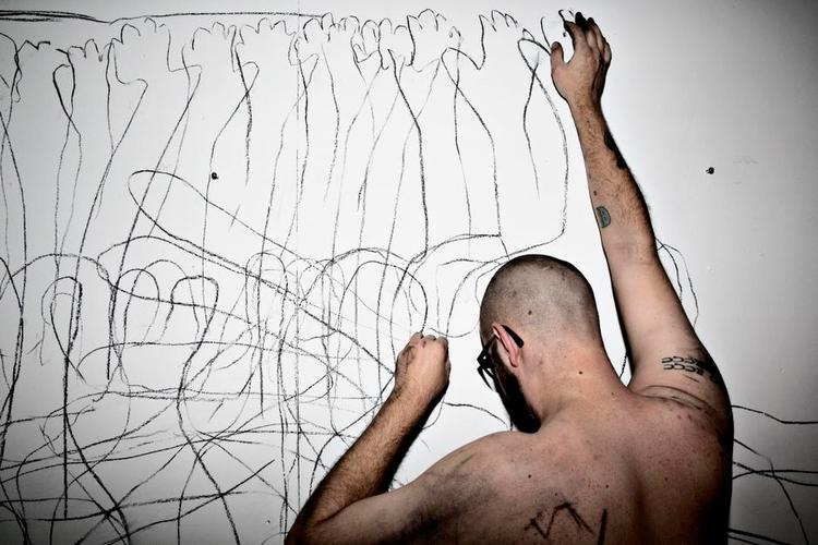 streger. Rasmus Styrmer aftegner sin krop med kul på væggen i sit atelier, for på den måde at undersøge forholdet mellem ham selv og rummet. På fredag åbner hans første soloudstilling på Galleriga, der ligger på Istedgade i København. 