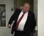 Standhaftig. Rob Ford meddelte i dag pressen, at han agter at blive siddende som borgmester i Toronto til trods for, at en video hvor han angiveligt ryger crack er kommet i politiets besiddelse. 