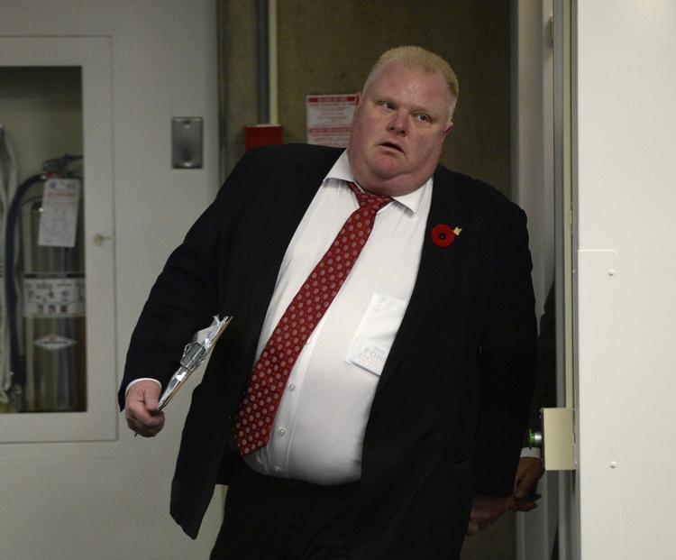 Standhaftig. Rob Ford meddelte i dag pressen, at han agter at blive siddende som borgmester i Toronto til trods for, at en video hvor han angiveligt ryger crack er kommet i politiets besiddelse. 
