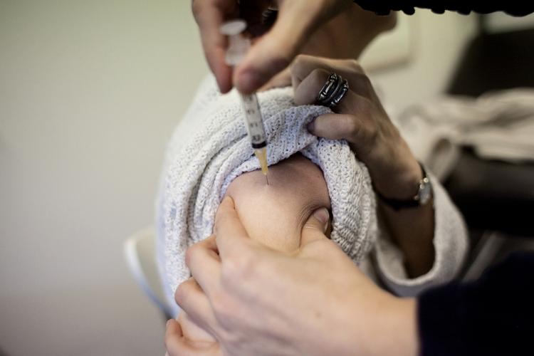 Vaccination. »Hvis du er sund og rask,  behøver du ikke at bekymre dig om, hvorvidt influenza kan tage livet af dig eller kan gøre dig syg i flere måneder«, siger administrerende direktør Karsten Østergaard fra Danske Lægers Vaccinations Service. - Foto: 