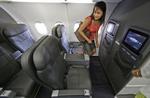Flyliv. En amerikansk stewardesse forlader et Airbus-fly efter endt dont. Fremover vil hun og kollegerne være mindre strikse med kravene til passagernes elektroniske grej. 