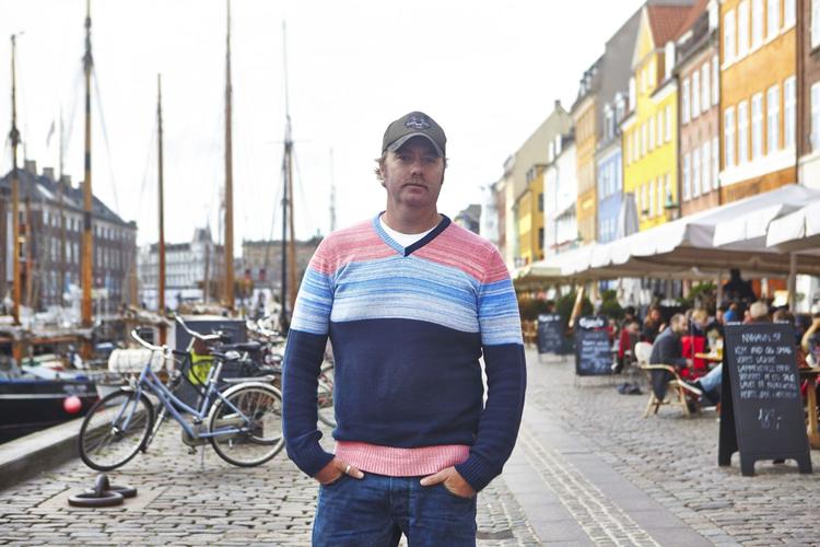 Skægboom. Justin Coghlan, der er medstifter af Movember, viser sit tidligere overskæg frem i Nyhavn. Fra i dag skal han gro et nyt. 