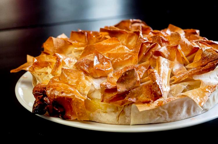Filodejskage. Til den originale Tourtiere aux Pommes bruges en arbejdskrævende dej. I denne opskrift udgør en filodej fundamentet – med samme gode resultat. 