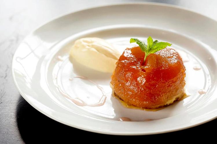 portionsæble. I denne mindre udgave af en klassisk Tarte Tatin, karamelliserer æblerne også. I denne version bages bundene og fyldet for sig, og kagen samles efter endt bagning. 