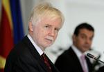 Spionage. Finland har været ramt af omfattende og langvarig spionage fra en fremmed magt. Udenrigsminister Erkki Tuomioja vil ikke oplyse, hvem regeringen mistænker for at stå bag. 