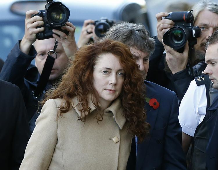 Anklaget. Den tidligere chefredaktør på den nu lukkede sensationsavis 'News of the World' på vej ind i retssalen hvor 'Århundrets britiske  presseskadale' skal have et retsligt efterspil. 