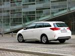 udbygget. Toyota Auris har fået en udvidelse bagtil. Og for første gang lægger Toyota en hybridmotor i en stationcar. 