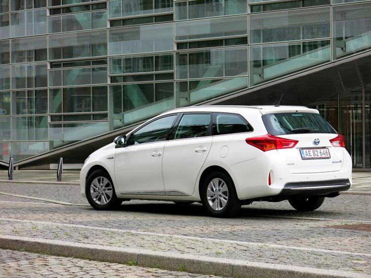 udbygget. Toyota Auris har fået en udvidelse bagtil. Og for første gang lægger Toyota en hybridmotor i en stationcar. 
