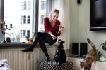 Vegetar. Anette Støvelbæk har altid en tube vegetarisk tartex smørepålæg i køleskabet - og katten spiser også med. »Jeg blev vegetar som 16-årig, den dag min storebror kom hjem med brochurer om tremmekalve og om, hvordan vi laver kød. Men jeg laver masser af kødretter til min mand og børn«. Foto: Ditte Valente 
