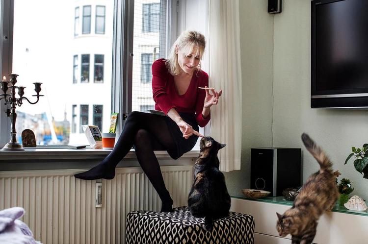 Vegetar. Anette Støvelbæk har altid en tube vegetarisk tartex smørepålæg i køleskabet - og katten spiser også med. »Jeg blev vegetar som 16-årig, den dag min storebror kom hjem med brochurer om tremmekalve og om, hvordan vi laver kød. Men jeg laver masser af kødretter til min mand og børn«. Foto: Ditte Valente 