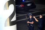 Ildkamp. En gerningsmand åbnede i dag ild i en terminal i lufthavnen i Los Angeles. Han blev efter en skudduel med lufthavnspolitiet pågrebet og angiveligt såret. 