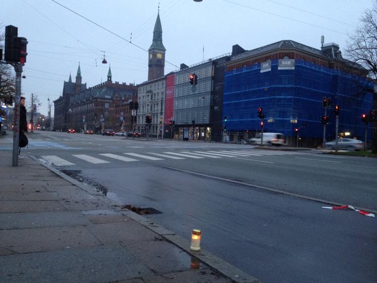 Ulykke. Et lys og en stump politistrimmel vidner om, at noget tragisk skete i Københavns indre by. 