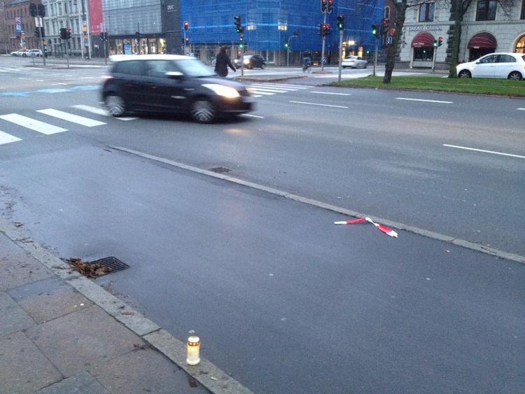 Tragedie. Et lys er tændt til minde om den dræbte kvinde. 