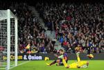 lokalbrag. Barcelonas Alexis Sanchez (midt) glider frem til scoring mod lokalrivalerne fra Espanyol. 