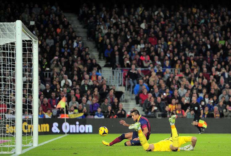 lokalbrag. Barcelonas Alexis Sanchez (midt) glider frem til scoring mod lokalrivalerne fra Espanyol. 