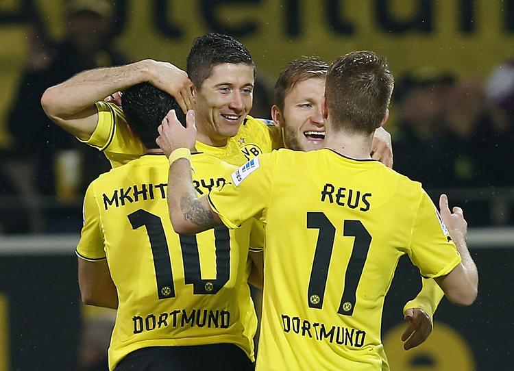 storform. Dortmunds Robert Lewandowski (nummer to fra venstre) scorede tre mål på 18 minutter i samme halvleg uden andre scorede: Vaskeægte hattrick. 