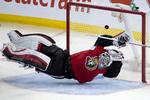 magi. Ottawa-målmand Robin Lehner spræller forgæves, da Frans Nielsen scorer et af sine to mål for Islanders. 