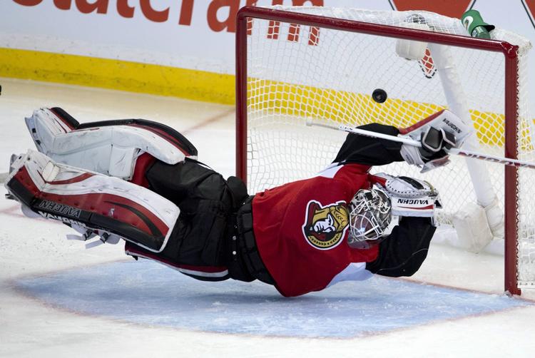magi. Ottawa-målmand Robin Lehner spræller forgæves, da Frans Nielsen scorer et af sine to mål for Islanders. 