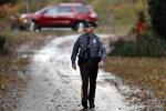 BEVOGTNING. Politiet foran familiens bolig i New Jersey efter sønnens skudangreb mod TSA-personale i Los Angeles Internationale Lufthavn. 