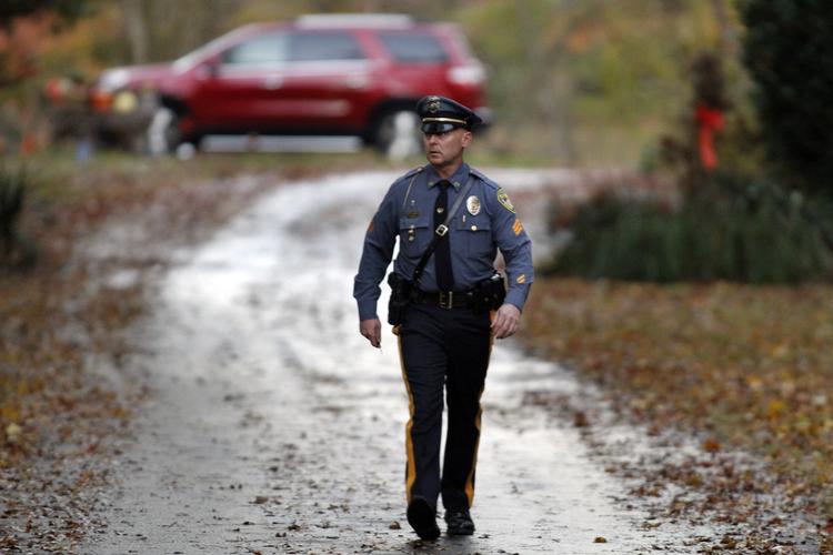 BEVOGTNING. Politiet foran familiens bolig i New Jersey efter sønnens skudangreb mod TSA-personale i Los Angeles Internationale Lufthavn. 